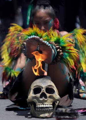 August 23, 2022, Mexico City, DF, Mexico: Pre-Hispanic dancers disguised as Aztec warrior take part during a ritual the Main Temple ruins to make people aware of the importance of the rehabilitation of Lake Tlahuac-Xico, which consists of the sanitation and purification of water, environmental restoration through the establishment of irrigation systems on Tuesday. Mexico City Mexico - ZUMAe321 20220823_smp_e321_003 Copyright: xGerardoxVieyrax