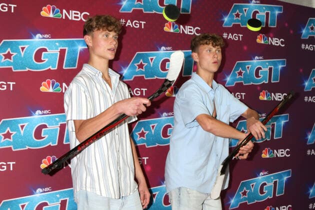 LOS ANGELES - AUG 23: Cline Twins at the America s Got Talent Season 17 - Live Show Red Carpet at Pasadena Sheraton Hotel on August 23, 2022 in Pasadena, CA  Copyright: xHutchinsxPhotox xipa-agency.netx x 2022xKathyxHutchinsx xHutchinsx