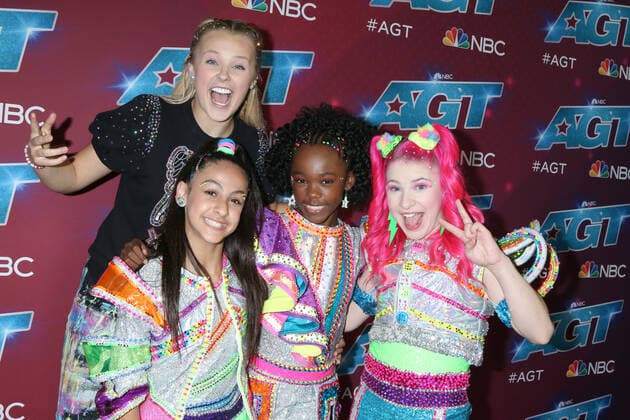August 23, 2022, Pasadena, CA, USA: LOS ANGELES - AUG 23: JoJo Siwa, XOMGPOP at the America s Got Talent Season 17 - Live Show Red Carpet at Pasadena Sheraton Hotel on August 23, 2022 in Pasadena, CA Pasadena USA - ZUMAnc22 20220823_zaa_nc22_085 Copyright: xKathyxHutchinsx