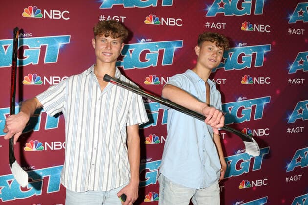 August 23, 2022, Pasadena, CA, USA: LOS ANGELES - AUG 23: Cline Twins at the America s Got Talent Season 17 - Live Show Red Carpet at Pasadena Sheraton Hotel on August 23, 2022 in Pasadena, CA Pasadena USA - ZUMAnc22 20220823_zaa_nc22_061 Copyright: xKathyxHutchinsx