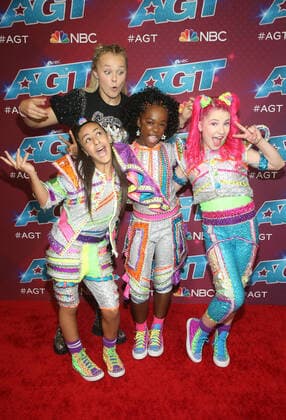 23 August 2022 - Pasadena, California - JoJo Siwa, XOMGPOP. Red Carpet For America s Got Talent Season 17 Live Show held at Sheraton Pasadena Hotel in Pasadena. Photo Credit: AdMedia 283382 2022-08-23 CA Pasadena Etats-Unis  Copyright: xAdMediax STAR_283382_077