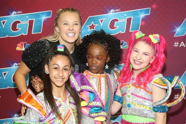 23 August 2022 - Pasadena, California - JoJo Siwa, XOMGPOP. Red Carpet For America s Got Talent Season 17 Live Show held at Sheraton Pasadena Hotel in Pasadena. Photo Credit: AdMedia 283382 2022-08-23 CA Pasadena Etats-Unis  Copyright: xAdMediax STAR_283382_085
