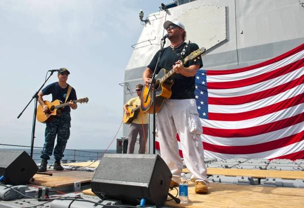 120424-N-VY256-119 ARABIAN SEA (April 24, 2012) Capt. Don Gabrielson, left, commanding officer of the Ticonderoga-class guided-missile cruiser USS Cape St. George (CG 71), performs with country music singer Toby Keith during a USO performance aboard the ship. Keith is on his 10th tour with the USO, performing for deployed service members around the world. Cape St. George is deployed as part of the Abraham Lincoln Carrier Strike Group to the U.S. 5th Fleet area of responsibility conducting maritime security operations, theater security cooperation efforts and support missions as part of Operation Enduring Freedom. Copyright: xpiemagsx milflic16082021 (44088) !ACHTUNG AUFNAHMEDATUM GESCHÄTZT!