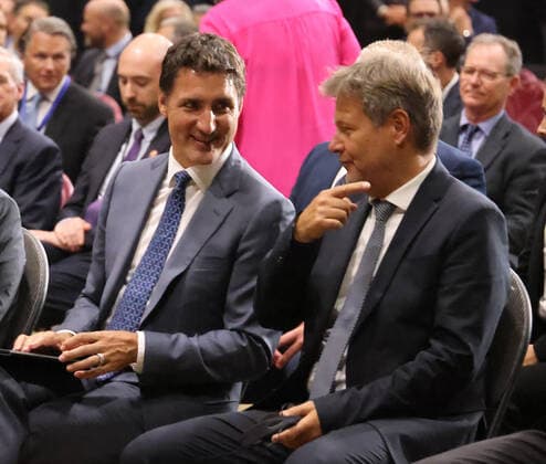 Gruener Wasserstoff aus Kanada 23.08.2022, Germany, Kanada, Canada, Stephenville Port, Newfundland, Neufundland, Bundeskanzleramt , Justin Trudeau und Olaf Scholz am Hafen des Hydrogen Neubauprojektes, Bundeswirtschaftsministerium, Auf Neufundland entsteht unter deutscher Beteiligung ein 17Billion Canadian Dollar Investment zur Herstellung von grünem Wasserstoff flüssig als Energieträger fuer Deutschland. Der Hafen von Stephenville ist bisher ein Fischerhafen, soll aber fuer Tankschiffe ausgebaut werden. 164 Windturbinen sollen nahe den Naturschutzgebieten Penninsula Port au Bau, Stephenville und St. Georges fuer die Energie sorgen. Träger Gesellschaft ist die erst im Mai 2022 gegründete Gesellschaft World Energy GH2 in St. John, Neufundlan