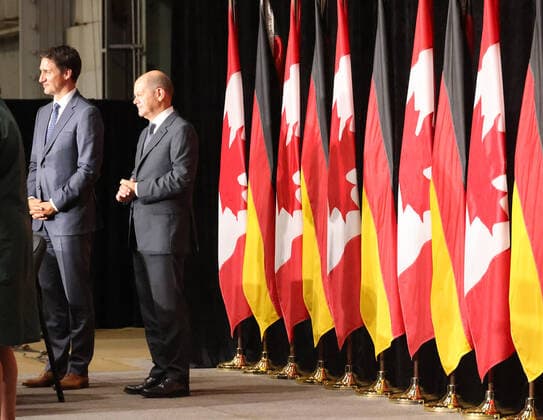 Gruener Wasserstoff aus Kanada 23.08.2022, Germany, Kanada, Canada, Stephenville Port, Newfundland, Neufundland, Bundeskanzleramt , Justin Trudeau und Olaf Scholz am Hafen des Hydrogen Neubauprojektes, Bundeswirtschaftsministerium, Auf Neufundland entsteht unter deutscher Beteiligung ein 17Billion Canadian Dollar Investment zur Herstellung von grünem Wasserstoff flüssig als Energieträger fuer Deutschland. Der Hafen von Stephenville ist bisher ein Fischerhafen, soll aber fuer Tankschiffe ausgebaut werden. 164 Windturbinen sollen nahe den Naturschutzgebieten Penninsula Port au Bau, Stephenville und St. Georges fuer die Energie sorgen. Träger Gesellschaft ist die erst im Mai 2022 gegründete Gesellschaft World Energy GH2 in St. John, Neufundlan