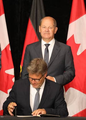 Gruener Wasserstoff aus Kanada 23.08.2022, Germany, Kanada, Canada, Stephenville Port, Newfundland, Neufundland, Bundeskanzleramt , Justin Trudeau und Olaf Scholz am Hafen des Hydrogen Neubauprojektes, Bundeswirtschaftsministerium, Auf Neufundland entsteht unter deutscher Beteiligung ein 17Billion Canadian Dollar Investment zur Herstellung von grünem Wasserstoff flüssig als Energieträger fuer Deutschland. Der Hafen von Stephenville ist bisher ein Fischerhafen, soll aber fuer Tankschiffe ausgebaut werden. 164 Windturbinen sollen nahe den Naturschutzgebieten Penninsula Port au Bau, Stephenville und St. Georges fuer die Energie sorgen. Träger Gesellschaft ist die erst im Mai 2022 gegründete Gesellschaft World Energy GH2 in St. John, Neufundlan