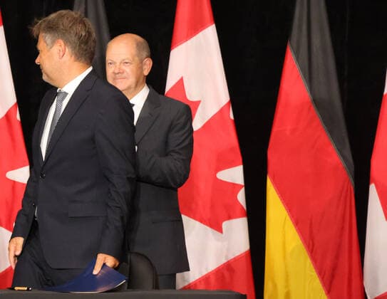 Gruener Wasserstoff aus Kanada 23.08.2022, Germany, Kanada, Canada, Stephenville Port, Newfundland, Neufundland, Bundeskanzleramt , Justin Trudeau und Olaf Scholz am Hafen des Hydrogen Neubauprojektes, Bundeswirtschaftsministerium, Auf Neufundland entsteht unter deutscher Beteiligung ein 17Billion Canadian Dollar Investment zur Herstellung von grünem Wasserstoff flüssig als Energieträger fuer Deutschland. Der Hafen von Stephenville ist bisher ein Fischerhafen, soll aber fuer Tankschiffe ausgebaut werden. 164 Windturbinen sollen nahe den Naturschutzgebieten Penninsula Port au Bau, Stephenville und St. Georges fuer die Energie sorgen. Träger Gesellschaft ist die erst im Mai 2022 gegründete Gesellschaft World Energy GH2 in St. John, Neufundlan