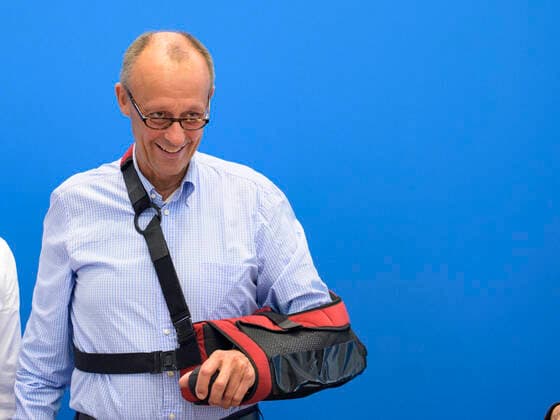 Bilder des Jahres 2022, News 08 August News Themen der Woche KW34 News Bilder des Tages Berlin GER, Berlin, CDU - Bundesvorstandssitzung, Politik, 24.08.22 Friedrich Merz - MdB, Vorsitzender der CDU Deutschlands, Arm links in der Schlaufe, verletzt, CDU - Bundesvorstandssitzung - Bildtermin vor Beginn, 24.08.22, Bund, Bundesvorstand, Politik, *** Berlin GER, Berlin, CDU federal executive committee meeting, politics, 24 08 22 Friedrich Merz MdB, chairman of the CDU of Germany, arm left in the loop, injured, CDU federal executive committee meeting picture appointment before the start, 24 08 22, federal, federal executive committee, politics, Copyright: xEibner-Pressefoto UwexKochx EP_UKH