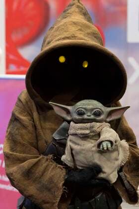 Bilder des Jahres 2022, Entertainment 08 August Entertainment Themen der Woche KW34 Entertainment Bilder des Tages kostuemierte Besucher, Costume Players, Baby Yoda, Star Wars, Messe Gamescom in Koeln am 24.08.2022, *** costumed visitors, Costume Players, Baby Yoda, Star Wars, Gamescom fair in Cologne on 24 08 2022,