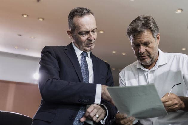 News Themen der Woche KW34 (R-L) Robert Habeck (Buendnis 90 Die Gruenen), Bundesminister fuer Wirtschaft und Klimaschutz und Vizekanzler, und Volker Wissing (FDP), Bundesminister fuer Verkehr und Digitales, aufgenommen im Rahmen der woechentlichen Sitzung des Kabinetts in Berlin, 24.08.2022. Berlin Deutschland *** R L Robert Habeck Buendnis 90 Die Gruenen , Federal Minister for Economy and Climate Protection and Vice Chancellor, and Volker Wissing FDP , Federal Minister for Transport and Digital Affairs, recorded during the weekly meeting of the Cabinet in Berlin, 24 08 2022 Berlin Germany. Copyright: xFlorianxGaertner photothek.dex