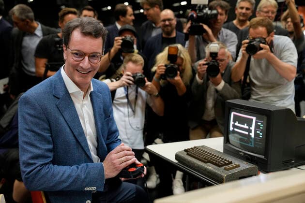 Bilder des Jahres 2022, News 08 August News Themen der Woche KW34 News Bilder des Tages Offizielle Politische Eroeffnung Gamescom 2022 Aktuell, 24.08.2022, Koeln,NRW Ministerpraesident Hendrik Wuest an einem Retro C64 Computer mit Joystick beim Rundgang über die Gamescom 2022 am Stand von Buntspecht Games Koeln Nordrhein-Westfalen Deutschland *** Official Political Opening Gamescom 2022 Current, 24 08 2022, Koeln,NRW Ministerpraesident Hendrik Wuest at a retro C64 computer with joystick during the tour of Gamescom 2022 at the stand of Buntspecht Games Koeln Nordrhein Westfalen Germany