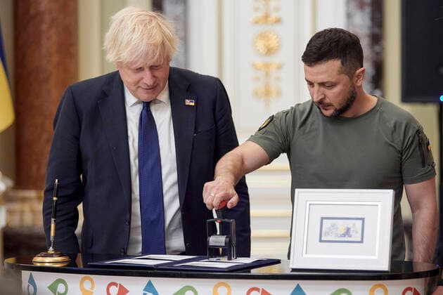 News Themen der Woche KW34 News Bilder des Tages August 24, 2022, Kyiv, Ukraine: British Prime Minister Boris Johnson, left, looks on as Ukrainian President Volodymyr Zelenskyy, cancels the first set of the newly issued postage stamp marking the last six month of the Russian Invasion during a ceremony at the Mariinsky Palace, August 24, 2022 in Kyiv Ukraine. The stamp called Ã¢â‚¬oeFree, Unbreakable, UnbeatableÃ¢â‚¬Â, was released for the 31st anniversary of Ukraine independence. Kyiv Ukraine - ZUMAp138 20220824_zaa_p138_046 Copyright: xSarsenovxDaniiar UkrainexPresidex