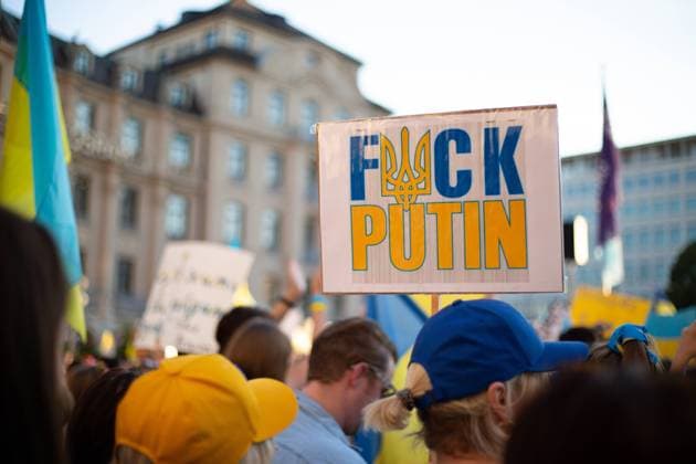 Kundgebung zum Tag der Unabhängigkeit der Ukraine Am 24.9.2022 versammelten sich in München einige hundert Menschen, um für schwere Waffenlieferungen an die Ukraine und schärfere Sanktionen gegen Russland zu demonstrieren. Grund für die Mittwochsdemo war der ukrainische Nationalfeiertag. Eine Organisatorin machte am Rande pressefeindliche und Corona-verharmlosende Aussagen. * On August 24, 2022 hundreds joined a rally in Munich, Germany to demand heavy arms for Ukraine and more sanctions against Russia. The rally was organized to the Ukrainian liberation day. On the edge an organizer made some hostile statements against the press and trivialized the Covid-19 pandemic. München Bayern Deutschland Copyright: xLorenzoxFilippuccix