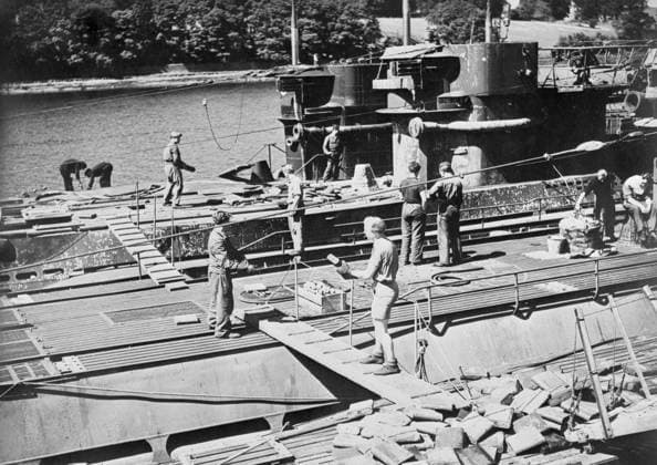 German U-boats Surrender at Lisahally, Near Londonderry, Northern Ireland, 24 - 25 May 1945. U-boat crews unload ammunition and supplies from their craft. Copyright: xpiemagsx admiralww2pie10322-365 !ACHTUNG AUFNAHMEDATUM GESCHÄTZT!