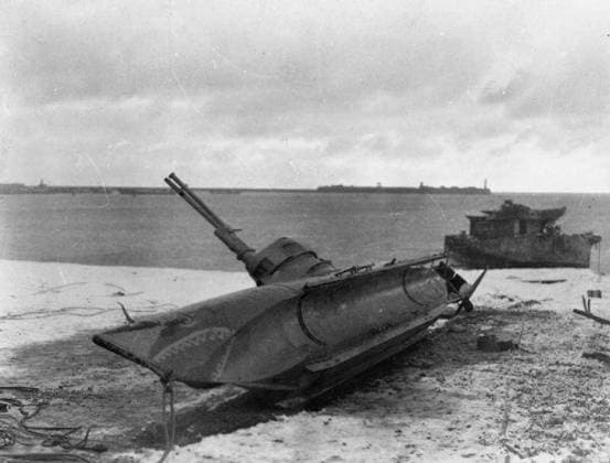 The Royal Navy during the Second World War Bow view of a German Biber type Midget U-boat high and dry on a European beach after being forced into capture by the Royal Navy. Copyright: xpiemagsx admiralww2pie10322-3240 !ACHTUNG AUFNAHMEDATUM GESCHÄTZT!