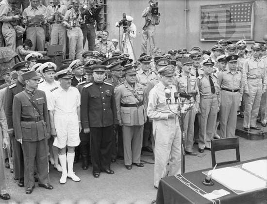 Japanese Surrender at Tokyo Bay, 2 September 1945 General of the Army, Douglas MacArthur reads the surrender terms to the Japanese representatives on board USS MISSOURI in Tokyo Bay. Copyright: xpiemagsx admiralww2pie10322-718 !ACHTUNG AUFNAHMEDATUM GESCHÄTZT!