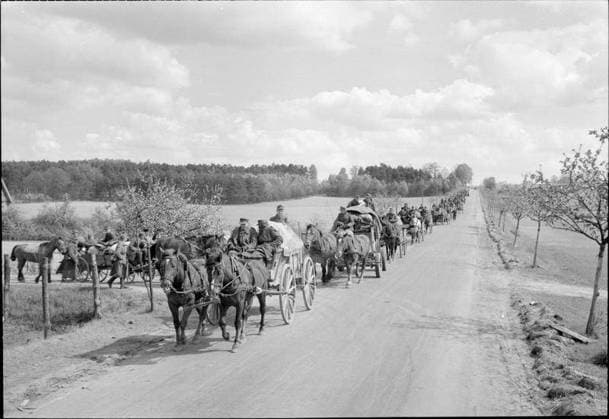 Germany Under Allied Occupation German troops using horse-drawn transport make their way towards the British forces in Hamburg to surrender. Copyright: xpiemagsx airministryww2pie13032022-1004 !ACHTUNG AUFNAHMEDATUM GESCHÄTZT!