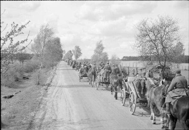 Germany Under Allied Occupation German troops using horse-drawn transport make their way towards the British forces in Hamburg to surrender. Copyright: xpiemagsx airministryww2pie13032022-1006 !ACHTUNG AUFNAHMEDATUM GESCHÄTZT!