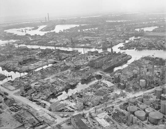 Royal Air Force Bomber Command, 1942-1945. Oblique aerial view of severely damaged docks in the Steinwerder district of Hamburg, looking south-west from over the Rive Elbe. The whole area has been devastated as a result of repeated attacks by aircraft of Bomber Command and the USAAF. Copyright: xpiemagsx airministryww2pie13032022-1050 !ACHTUNG AUFNAHMEDATUM GESCHÄTZT!