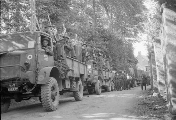 Royal Air Force- 2nd Tactical Air Force, 1943-1945 An RAF vehicle convoy pauses in Ver-sur-Mer, Normandy, after landing on King Beach, GOLD Sector before heading inland on the afternoon of D-Day , 6 June 1944. Copyright: xpiemagsx airministryww2pie13032022-3058 !ACHTUNG AUFNAHMEDATUM GESCHÄTZT!