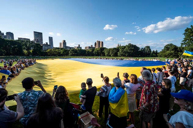 News Themen der Woche KW34 News Bilder des Tages August 24, 2022, New York City, New York, United States: Display of the largest known Ukrainian flag in honor of Ukraine s Independence Day in Sheep Meadow in New York City s Central Park. Its dimensions are 60 x 40 meters. New York City United States - ZUMAb161 20220824_zap_b161_039 Copyright: xMichaelxBrochsteinx