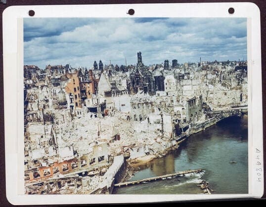A General View Inside The Bombed-Out Old, Walled City Of Nuremberg Showing The Devastated Buildings, Bombed Churches And Towers Of The Wall. Copyright: xpiemagsx piegerbomb05072022-35 !ACHTUNG AUFNAHMEDATUM GESCHÄTZT!