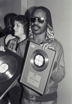 Stevie Wonder London, UK. LIBRARY. Stevie Wonder is presented a silver disc to celebrate sales of 250,000 in the UK for the Motown single Lately. 1981. LMK11-SLIB240822-001. 