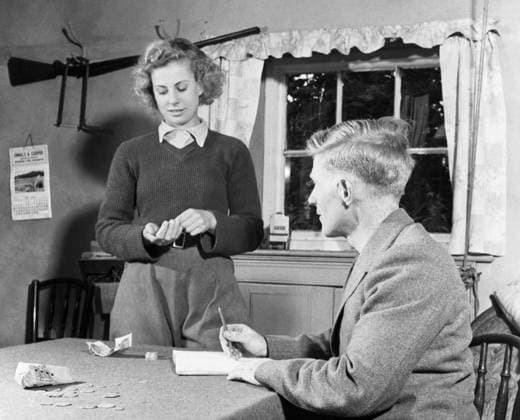 Battle of the Land- the work of the Women s Land Army on the British Home Front, 1942 Land Girl Iris Joyce receives her first week s pay from the farmer with whom she is billeted. Prior to her assignment to this farm, somewhere in Britain, Iris underwent four weeks training at the Northampton Institute of Agriculture to transform her from a typist into a Land Girl. Copyright: xpiemagsx moiswwpiemags29032022-545 !ACHTUNG AUFNAHMEDATUM GESCHÄTZT!