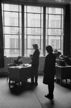The Unknown Girl Behind the Sea Battle- the work of the Women s Royal Naval Service, 1942 Wren Unknown, silhouetted against the window, stands at the desk to collect her pay from the First Officer. Pay day is once a fortnight and after 3 months, her rate is 2 8d per day. Another Wren can be seen behind Wren Unknown, waiting her turn. Copyright: xpiemagsx moiswwpiemags29032022-3885 !ACHTUNG AUFNAHMEDATUM GESCHÄTZT!
