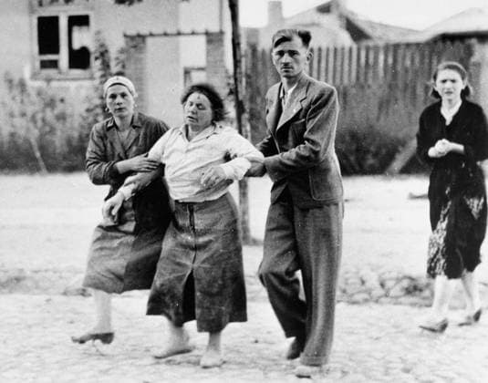 The Nazi-soviet Invasion of Poland, 1939 Women and children were among the victims when German aircraft bombed working class districts of Warsaw. Photo shows: A woman being helped away after an air raid on a Warsaw suburb. Copyright: xpiemagsx piemagsminpressage26042022-572 !ACHTUNG AUFNAHMEDATUM GESCHÄTZT!