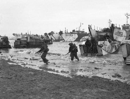D-day - British Forces during the Invasion of Normandy 6 June 1944 Commandos of 47 (RM) Commando coming ashore from LCAs (Landing Craft Assault) on Jig Green beach, Gold area, 6 June 1944. LCTs can be seen in the background unloading priority vehicles for 231st Brigade, 50th Division. Copyright: xpiemagsx warofficeww2pie5222-11 !ACHTUNG AUFNAHMEDATUM GESCHÄTZT!