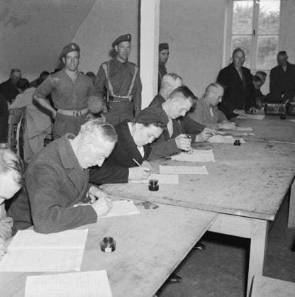 Germany Under Allied Occupation 1945 Suspected Nazis fill in a questionnaire about their political activities in a detention centre near Hamburg run by the British Army. Copyright: xpiemagsx warofficeww2pie5222-1147 !ACHTUNG AUFNAHMEDATUM GESCHÄTZT!