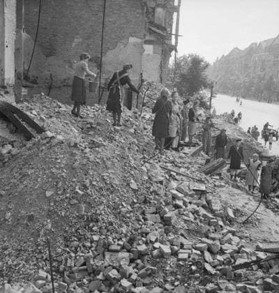 Germany Under Allied Occupation, 1945 German women form a chain gang to clear rubble from bomb damaged buildings in Berlin. The women were required to work before they were permitted to apply for a ration card. Copyright: xpiemagsx warofficeww2pie5222-1350 !ACHTUNG AUFNAHMEDATUM GESCHÄTZT!