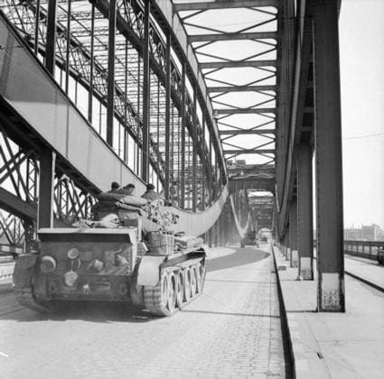 The British Army in North-west Europe 1944-45 Cromwell tanks of 7th Armoured Division pass over a bridge in Hamburg, 4 May 1945. Copyright: xpiemagsx warofficeww2pie5222-1379 !ACHTUNG AUFNAHMEDATUM GESCHÄTZT!