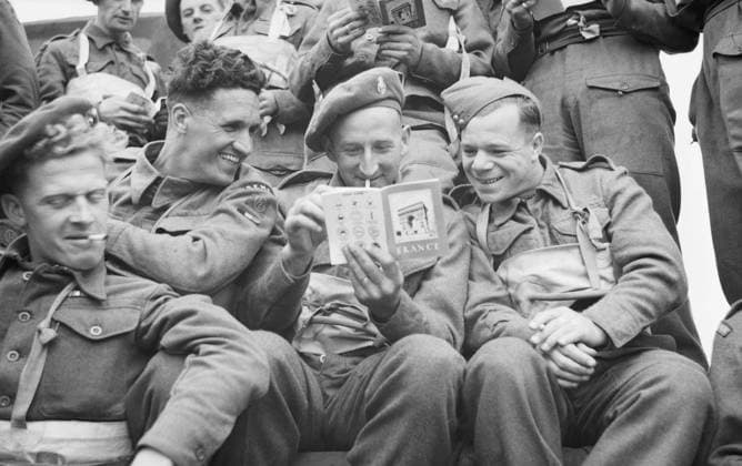 Operation Overlord (the Normandy Landings)- D-day 6 June 1944 The Final Embarkation: Three British soldiers of 51st Highland Division, aboard a landing craft, pass the time by reading the booklet on France which they were issued before embarkation. Copyright: xpiemagsx warofficeww2pie5222-1675 !ACHTUNG AUFNAHMEDATUM GESCHÄTZT!