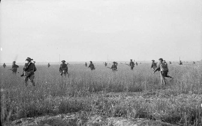 The Allied Campaign in North-west Europe, 6 June 1944 - 7 May 1945 The Battle for Normandy: Men of the 2nd Battalion, Royal Warwickshire Regiment advancing through a wheatfield during the final assault on Caen. During the preliminary bombardment, 450 Royal Air Force heavy bombers had dropped 2,500 tons on the town. Copyright: xpiemagsx warofficeww2pie5222-1980 !ACHTUNG AUFNAHMEDATUM GESCHÄTZT!