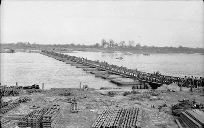 The British Army in North-west Europe 1944-45 A Class 40 pontoon bridge over the Rhine, 25 March 1945. Copyright: xpiemagsx warofficeww2pie5222-4133 !ACHTUNG AUFNAHMEDATUM GESCHÄTZT!