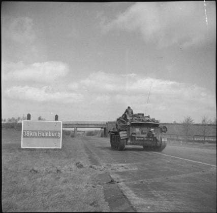 The British Army in North-west Europe 1944-45 A Cromwell tank of 7th Armoured Division (the Desert Rats) on the Bremen-Hamburg autobahn, 20 April 1945. Copyright: xpiemagsx warofficeww2pie5222-4360 !ACHTUNG AUFNAHMEDATUM GESCHÄTZT!