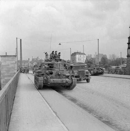 The British Army in North-west Europe 1944-45 Cromwell tanks of 7th Armoured Division in Hamburg, 3 May 1945. Copyright: xpiemagsx warofficeww2pie5222-4411 !ACHTUNG AUFNAHMEDATUM GESCHÄTZT!