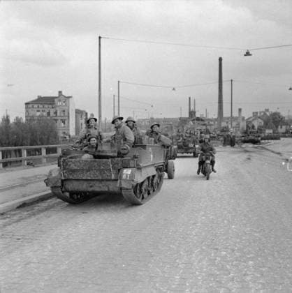 The British Army in North-west Europe 1944-45 Universal carriers of 7th Armoured Division in Hamburg, 3 May 1945. Copyright: xpiemagsx warofficeww2pie5222-4412 !ACHTUNG AUFNAHMEDATUM GESCHÄTZT!