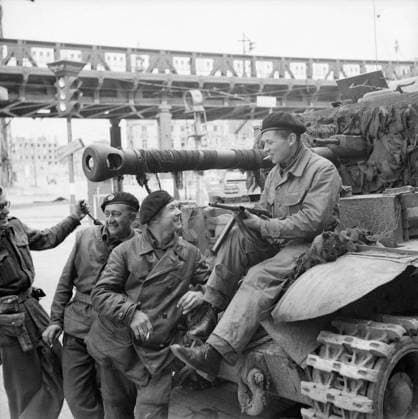 The British Army in North-west Europe 1944-45 A Cromwell tank crew of C Squadron, 5th Royal Tank Regiment in Hamburg, 4 May 1945. The man sitting on the tank is a former Russian POW who had been fighting alongside the crew. Copyright: xpiemagsx warofficeww2pie5222-4420 !ACHTUNG AUFNAHMEDATUM GESCHÄTZT!