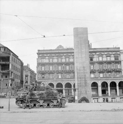 The British Army in North-west Europe 1944-45 A Sherman Firefly of 7th Armoured Division in Hamburg, 4 May 1945The Hamburg war memorial (officially the monument for the fallen of both world wars) by the city hall with the original inscription from 1931 honoring the soldiers killed in the First World War: Vierzigtausend Söhne der Stadt ließen ihr Leben für euch, 1914 1918 (forty thousand sons of this city lost their lives for you). Copyright: xpiemagsx warofficeww2pie5222-4421 !ACHTUNG AUFNAHMEDATUM GESCHÄTZT!