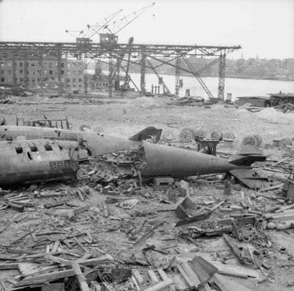 The British Army in North-west Europe 1944-45 Scene of destruction in the Blohm-Voss shipyard, Hamburg, Germany. The remains of German midget submarines lie in the foreground. Copyright: xpiemagsx warofficeww2pie5222-4423 !ACHTUNG AUFNAHMEDATUM GESCHÄTZT!