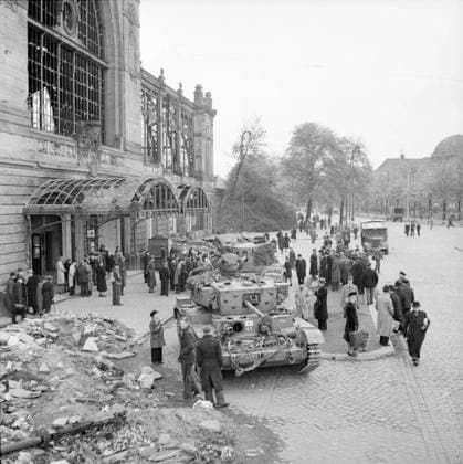 The British Army in North-west Europe 1944-45 A Cromwell and Challenger tank of 8th Hussars, 7th Armoured Division, surrounded by German civilians outside Dammthor railway station in Hamburg, 5 May 1945. Copyright: xpiemagsx warofficeww2pie5222-4432 !ACHTUNG AUFNAHMEDATUM GESCHÄTZT!