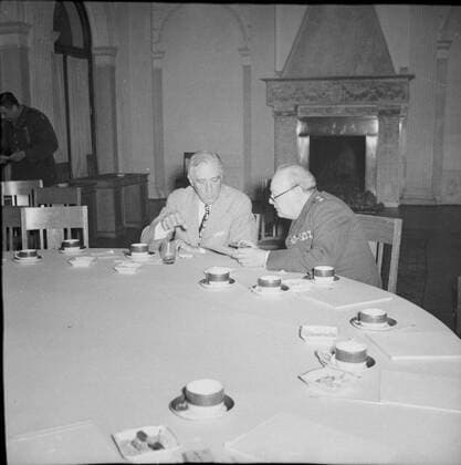 The Yalta Conference, February 1945 President Roosevelt and Winston Churchill are deep in discussion as they sit at the large round table in the conference room, following the meeting. Empty coffee cups can be seen on the table. The other delegates at the conference have left the room. Copyright: xpiemagsx warofficeww2pie5222-6730 !ACHTUNG AUFNAHMEDATUM GESCHÄTZT!