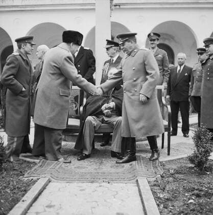 Winston Churchill greets Joseph Stalin with President Roosevelt outside the Livadia Palace during the Yalta Conference, February 1945. Winston Churchill (standing left) shakes hand with Joseph Stalin (standing right) outside the Livadia Palace during the Yalta Conference. President Roosevelt is seated between them. Just visible between Churchill and Stalin is Admiral William D Leahy, Chief of Staff to Roosevelt. Copyright: xpiemagsx warofficeww2pie5222-7049 !ACHTUNG AUFNAHMEDATUM GESCHÄTZT!