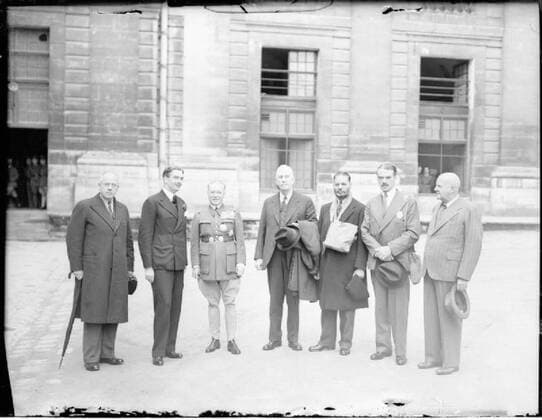 Commonwealth Representatives Visiting France, November 1939 Outside General Gamelin s headquarters near Paris, left to right: Peter Fraser, Deputy Prime Minister of New Zealand; Anthony Eden, British Dominions Secretary; General Gamelin, Commander-in-Chief of the Allied Forces in France; T A Crerar, Canadian Minister for Mining; Sir Muhammed Zafrulla Khan, Indian representative; Richard Casey, Australian Minister of Supply; and Denys Reitz, South African Minister for Native Affairs. Copyright: xpiemagsx warofficeww2pie5222-805 !ACHTUNG AUFNAHMEDATUM GESCHÄTZT!
