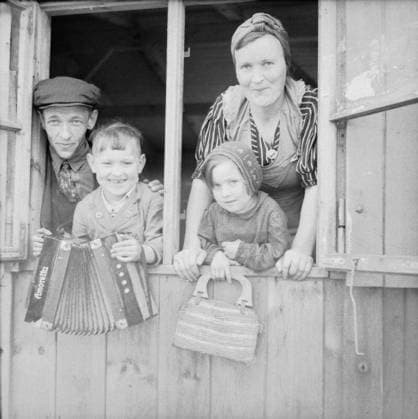 Displaced Persons and Refugees in Germany The Displaced Persons camp within the grounds of Hamburg Zoo was build by the Blohm & Voss company during WWII to house the forced labourers that worked in their factory. The camp was taken over by the British on 5 May 1945 and quickly given over as an arrivals centre for displaced persons. On arrival displaced persons were organised into groups of 50 for processing through the reception centre. They were dusted with anti-louse powder and given a registration card (D.P.3) bearing such details as their name, nationality and place of residence. All were then allotted a bed in one of the accommodation huts. In times of overflow a large former air raid shelter was used as overspill night accommodation. Copyright: xpiemagsx warofficeww2pie5222-993 !ACHTUNG AUFNAHMEDATUM GESCHÄTZT!