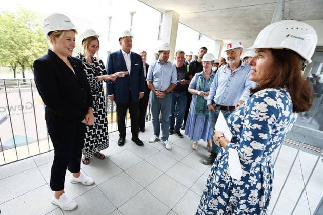 (L-R) Die Regierende Buergermeisterin Franziska Giffey, die Bezirksbuergermeisterin von Charlottenburg-Wilmersdorf Kirstin Bauch, Bausenator Andreas Geisel und Bezirksstadtrat fuer Stadtentwicklung Fabian Schmitz-Grethlein beim Besuch der Wohnbauprojekt der Gewobag in der Arcostrasse in Berlin am 24. August 2022. Buergermeisterin Giffey und Bausenator Geisel auf Neubautour in Berlin *** L R The Governing Mayor Franziska Giffey, the District Mayor of Charlottenburg Wilmersdorf Kirstin Bauch, Building Senator Andreas Geisel and District Councillor for Urban Development Fabian Schmitz Grethlein during the visit of the housing project of Gewobag in the Arcostrasse in Berlin on 24 August 2022 Mayor Giffey and Building Senator Geisel on new const