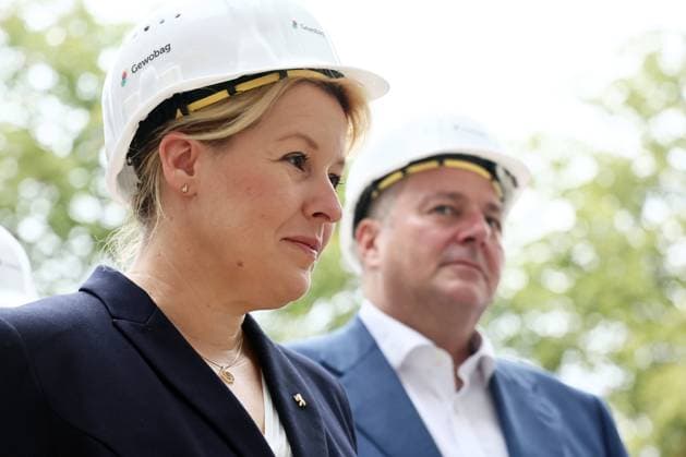Die Regierende Buergermeisterin Franziska Giffey (L) und Bausenator Andreas Geisel (R) beim Besuch der Wohnbauprojekt der Gewobag in der Arcostrasse in Berlin am 24. August 2022. Buergermeisterin Giffey und Bausenator Geisel auf Neubautour in Berlin *** The Governing Mayor Franziska Giffey L and Building Senator Andreas Geisel R during the visit of the housing project of Gewobag in the Arcostrasse in Berlin on 24 August 2022 Mayor Giffey and Building Senator Geisel on new construction tour in Berlin